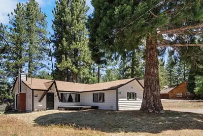 Image de Ozzys Retreat - Cozy 4-bedroom Cabin in Big Bear Lake. Pet Friendly!