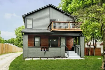 Image de Rustic meets Modern Downtown Retreat