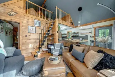 Image de Upscale w\/Fireplace, Fire Pit, Games in Gated Comm