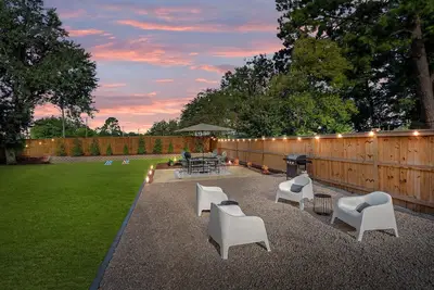 Image de 1 Mile to Dt, King Bed, Fenced Yard, Fire Pit, Pet Friendly