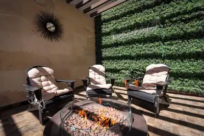 Image de Luxury condo with pool, jacuzzi and private terrace