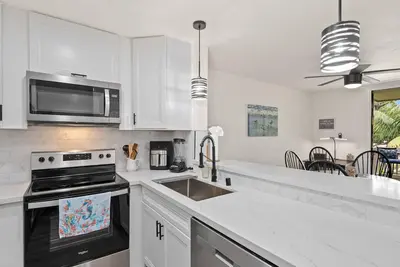 Image de G6 North Coast Village - 1 Brdrm cottage- Beautiful renovated kitchen, complex directly on beach!