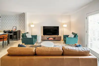 Image de 3bd/Centrally located/stylish/North Hills/Pnc arena/Crabtree Valley Mall
