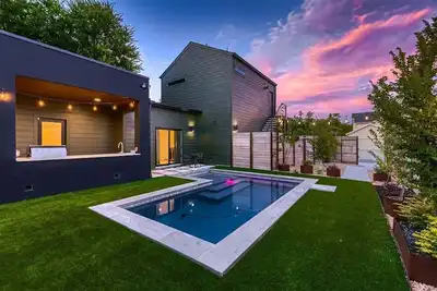 Image de Urban Farmhouse. New, Heated pool, Walk to Square