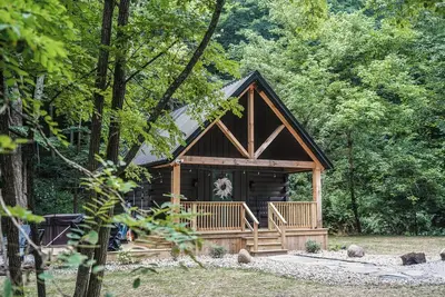 Image de Modern 2-bedroom cabin with Hot Tub in Hocking Hills
