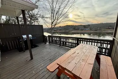 Image de Lakefront Villa 3 \/ Dock Access