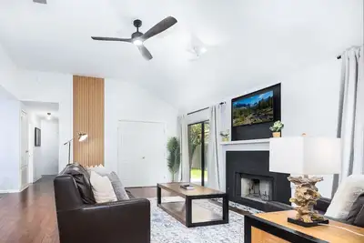 Image de Cozy, Round Rock Retreat! Modern | Sleeps 10