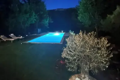 Image de La Bastide de Paula, à Mazaugues (Var), dans la Provence verte. Piscine chauffée