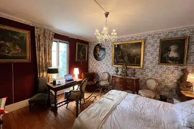 Image de Chambre Xviii lit double, salle de bain et Wc privatif, dans maison avec jardin.