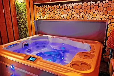 Image de New! Cozy Sacherl, private whirlpool, sauna and fireplace. Fenced garden.