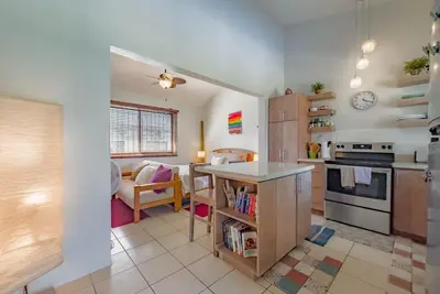 Image de Emerald Haven Second Floor Studio Mins from Beach