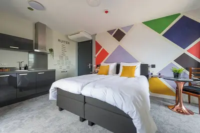 Image de Appartement moderne dans un bâtiment historique, doté d'une cuisine privée et d'une salle de bains.