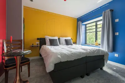 Image de Appartement unique avec cuisine et salle de bain privées inspirées de l'art de Bart van der Leck.