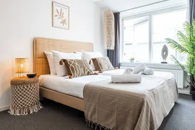 Image de Chambre moderne confortable avec salle de bain privée.