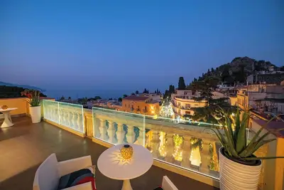 Image de Panoramic and elegant apartment, with sea view, in downtown Taormina.
