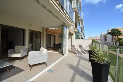 Image de Ruim Zuid Gelegen Luxe Appartement op de Begane Grond, Nabij Alle Voorzieningen