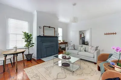 Image de Heritage Loft @ The Murphy House, Chippewa Square!