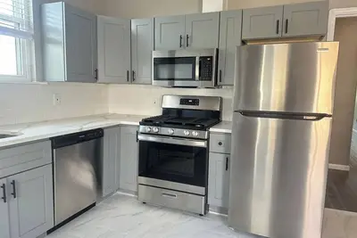 Image de Comfort & Convenience: 1. 5 Miles from Center City, Transit