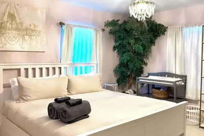 Image de Beach-Glam Abode in Central Wpb location, sparkling clean!