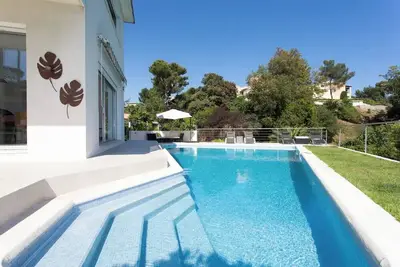 Image de Grande villa californienne calme près de la mer