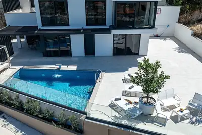 Image de Villa with private pool and city view