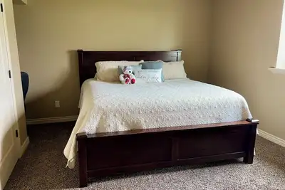 Image de King bed, 2-bedroom, full kitchen, pickleball, park. Private, spacious basement.