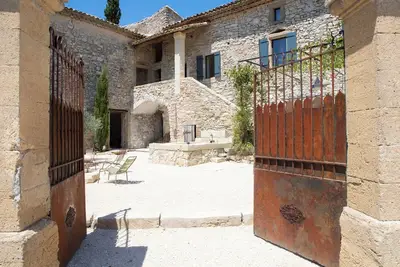 Image de Superbe appartement dans un mas provençal du XVIIIe siècle, à deux pas d'Uzès.