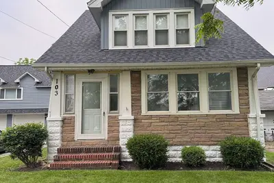 Image de Freshly Updated 4-Bedroom Home with Gorgeous Lake Views – Walk to the Water!