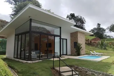 Image de New Modern 3-bdrm/3-bth house with all amenities - 5 minutes to the beach! ! !