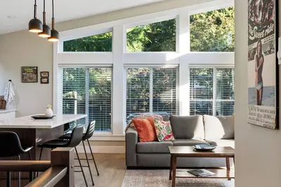 Image de Executive Suite! Luxurious space w/private deck. Stroll to shops & restaurants.