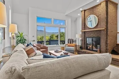 Image de Designer Stowe home: Prime Location, private hot tub with views