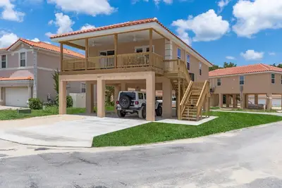 Image de Charming and spacious brand new - July 2024 - 2 Br, 2 Ba villa on stilts