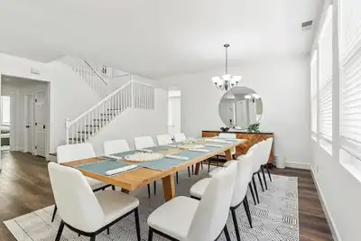Image de Modern and Spacious Home with Excellent Amenities