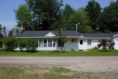Image de New Charming 3-bedroom vacation house in East Tawas on Tawas Bay Point.