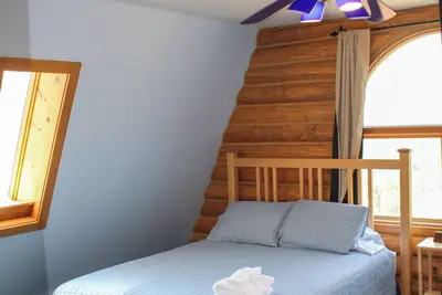 Image de House on the Hill\/ 5 bedrooms\/ overlooks all of Kernville