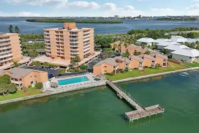 Image de Spacious 2-bedroom waterfront villa in beautiful St. Petersburg with pool & dock.