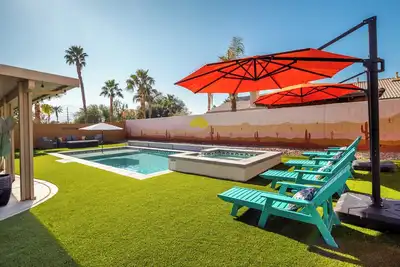 Image de Retraite dans le désert rénovée avec piscine/spa de style complexe hôtelier!