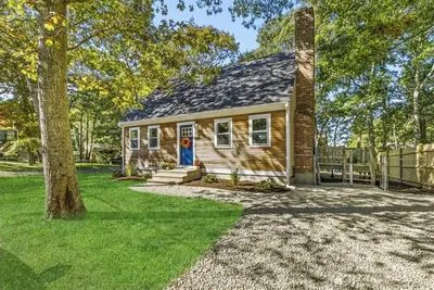 Image de Marvelous 4-bed 2-bath house in Plymouth, walking distance to the beach.