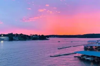 Image de Charming Lakefront Getaway - Best views from comfy condo 50' above the water!
