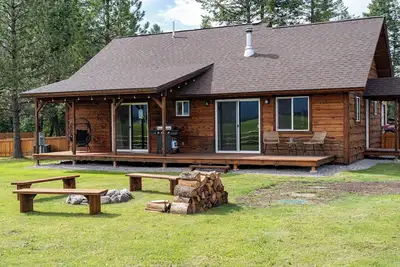 Cozy Cabin Next to the River. Incredible Views, Large Backyard, and boat launch!