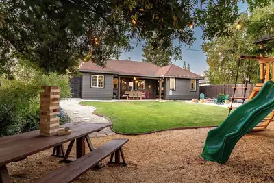 Image de Cozy City Cabin w/King Bed/Fire Pit/Foosball/ Arcades/Playground and Nice Yard
