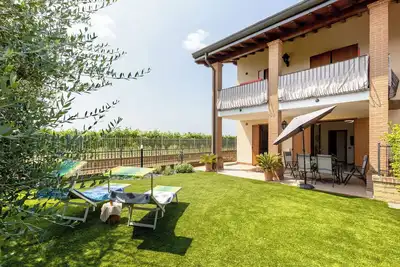 Image de Appartement \"Katy Lake Lavanda \" avec terrasse privée, Wi-Fi et climatisation