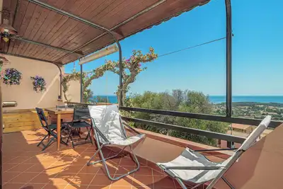Image de Maison de vacances 'Bouganville House' avec vue sur la mer, terrasse privée et jardin partagé