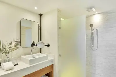 Image de Luxury beachfront resort, located along Cabo's Medano Beach