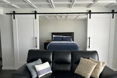 Image de Executive Walkout Basement - Close to Banff