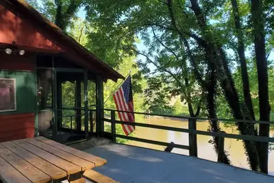 Image de On The Rocks! Little River cabin sitting high on the banks of the White River \n