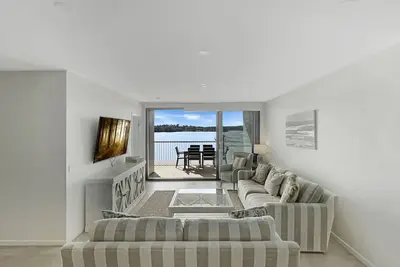 Image de Elegantly Spacious 3-Bed Unit Overlooking the Bay