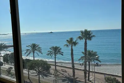 Image de Vue mer exceptionnelle studio avec terrasse couverte