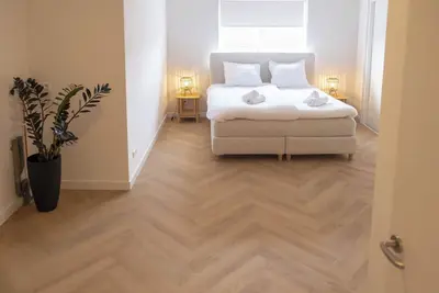 Image de Sint Adelbertus, Prachtige Luxe Woning Boven de Ijssalon in het Centrum