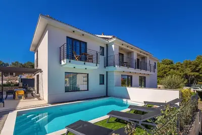 Image de Schöne Villa mit Pool, Meerblick, in der Nähe Eines Schönen Strandes